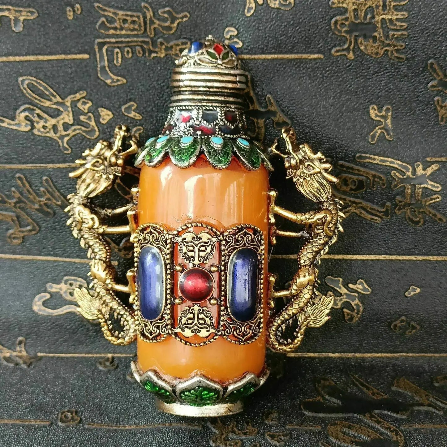 An Exquisite Chinese Handmade Double Dragon Inlaid Beeswax Snuff Bottle