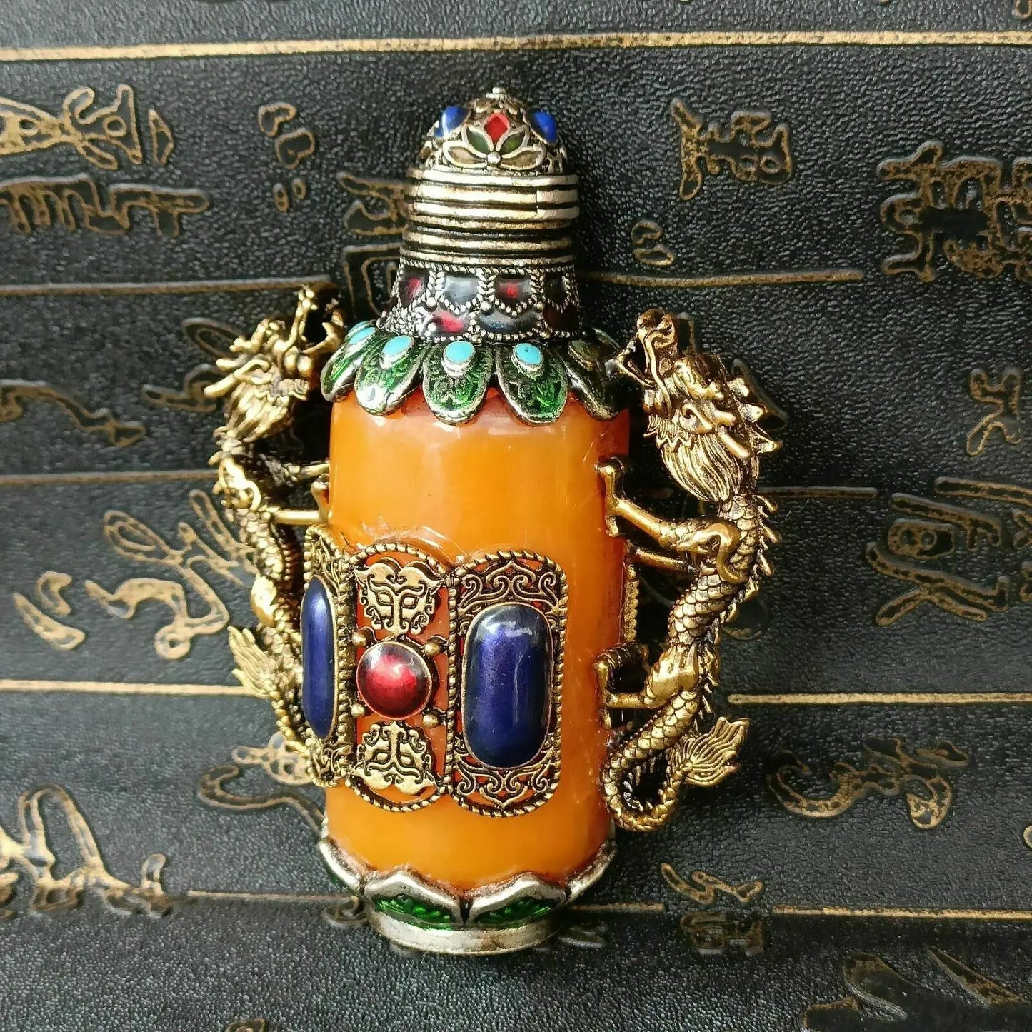An Exquisite Chinese Handmade Double Dragon Inlaid Beeswax Snuff Bottle