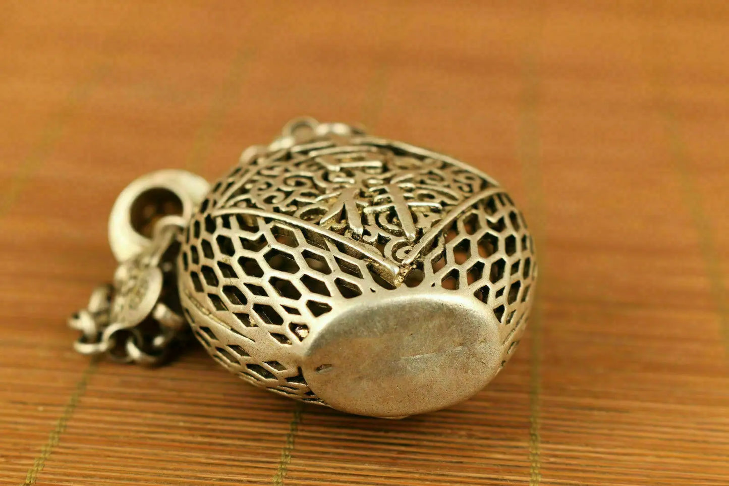 Chinese Old tibet silver hand carved hollow auspicious snuff Bottle box Netsuke