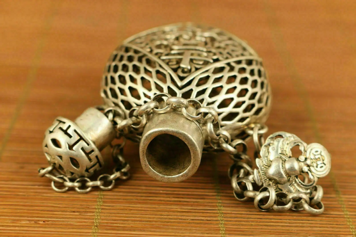 Chinese Old tibet silver hand carved hollow auspicious snuff Bottle box Netsuke