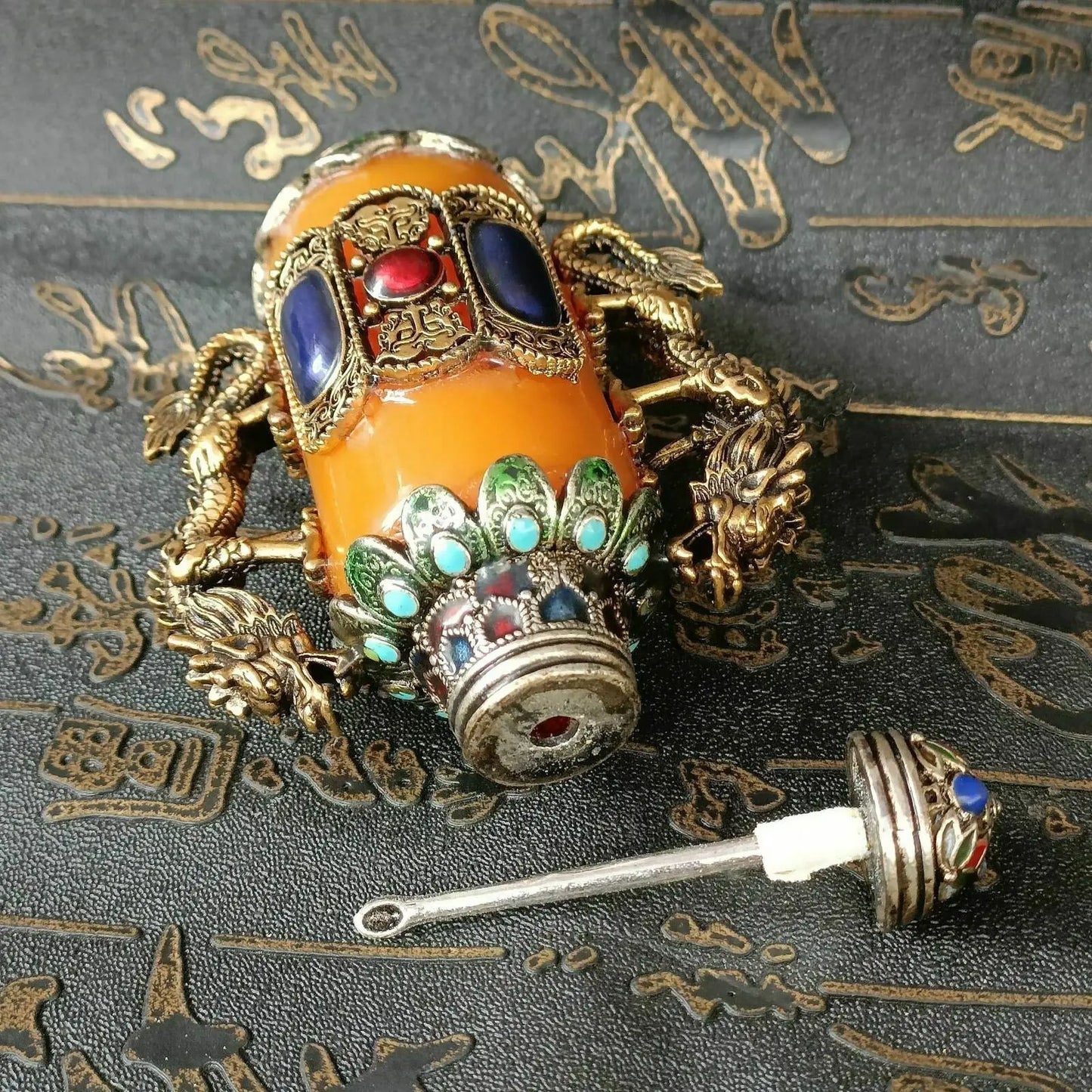 An Exquisite Chinese Handmade Double Dragon Inlaid Beeswax Snuff Bottle