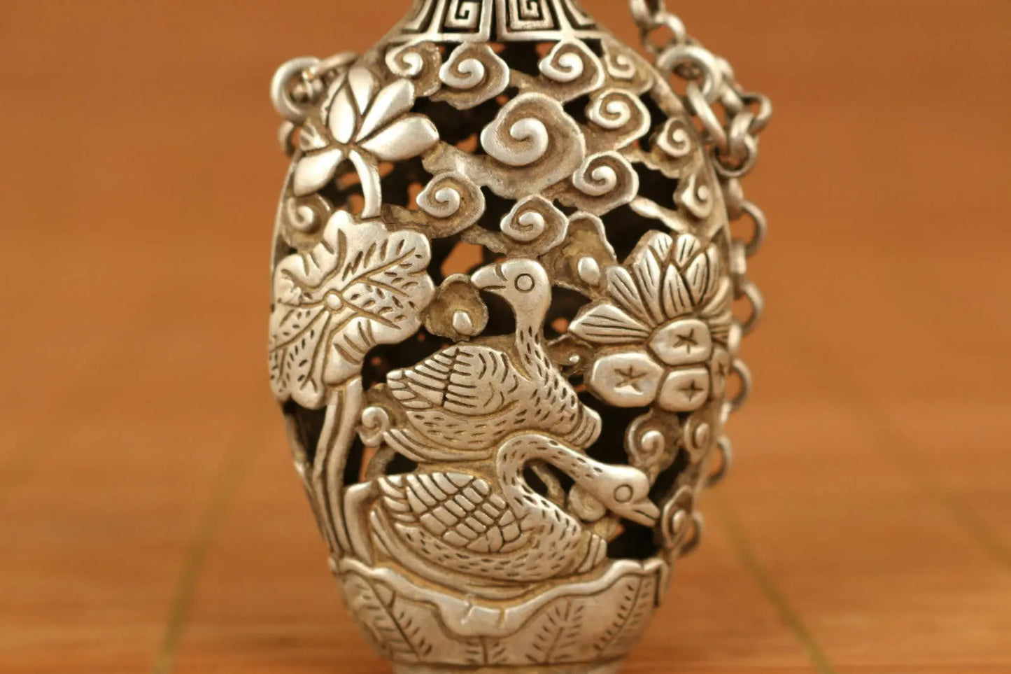 Chinese Old tibetan silver Hand Carved Gold fish Statue Snuff Bottle noble gift
