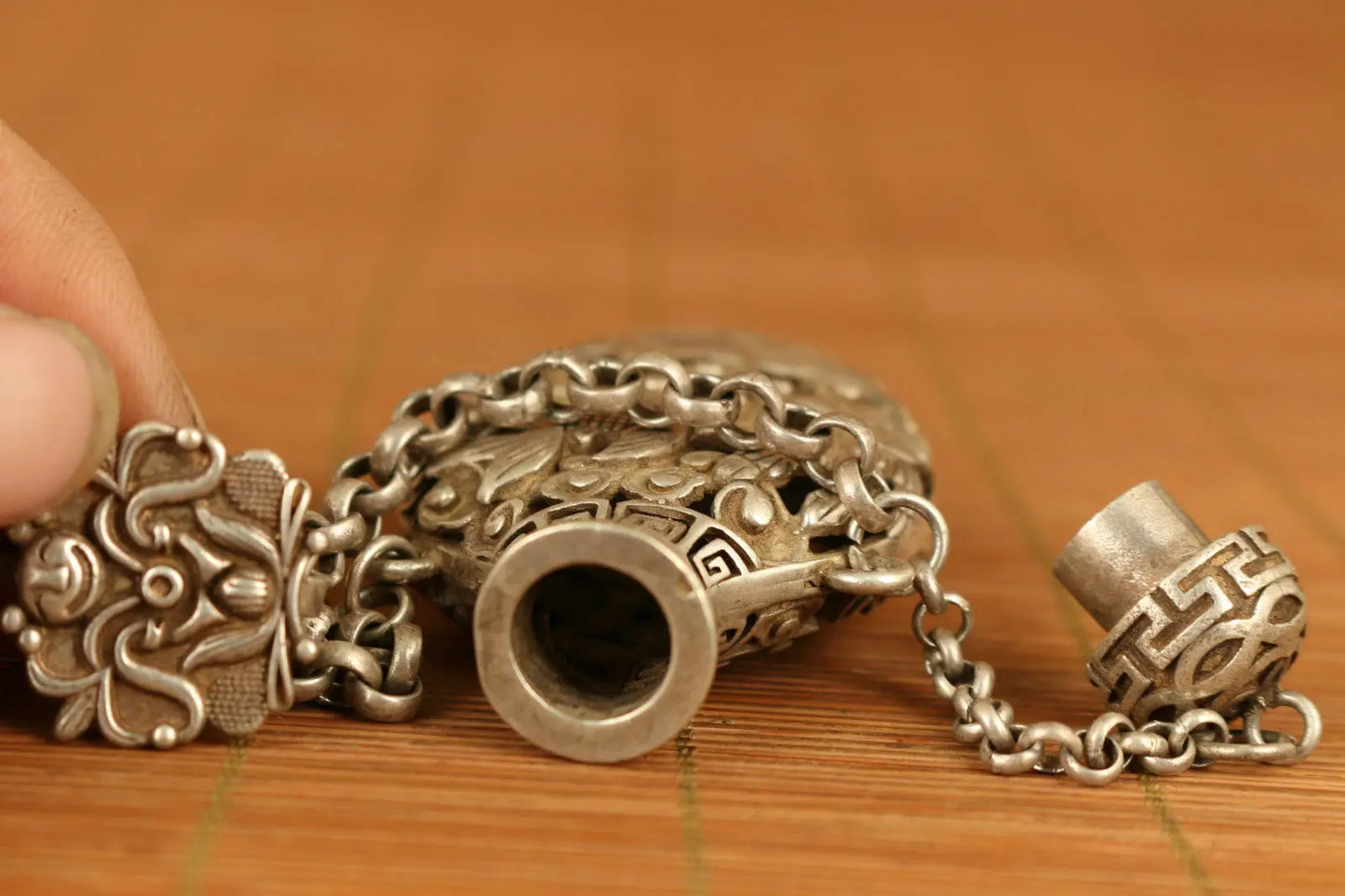 Chinese Old tibetan silver Hand Carved Gold fish Statue Snuff Bottle noble gift