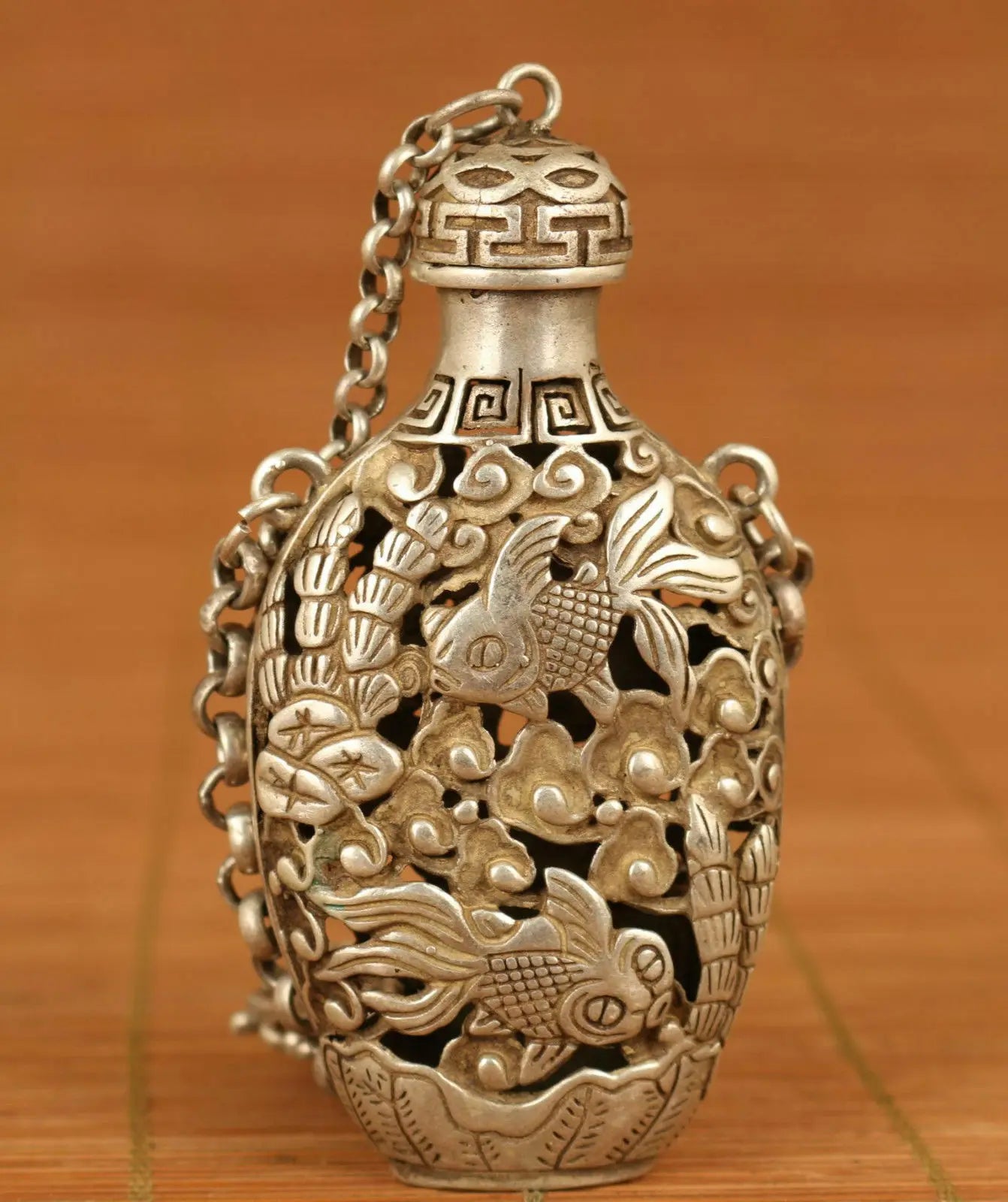 Chinese Old tibetan silver Hand Carved Gold fish Statue Snuff Bottle noble gift