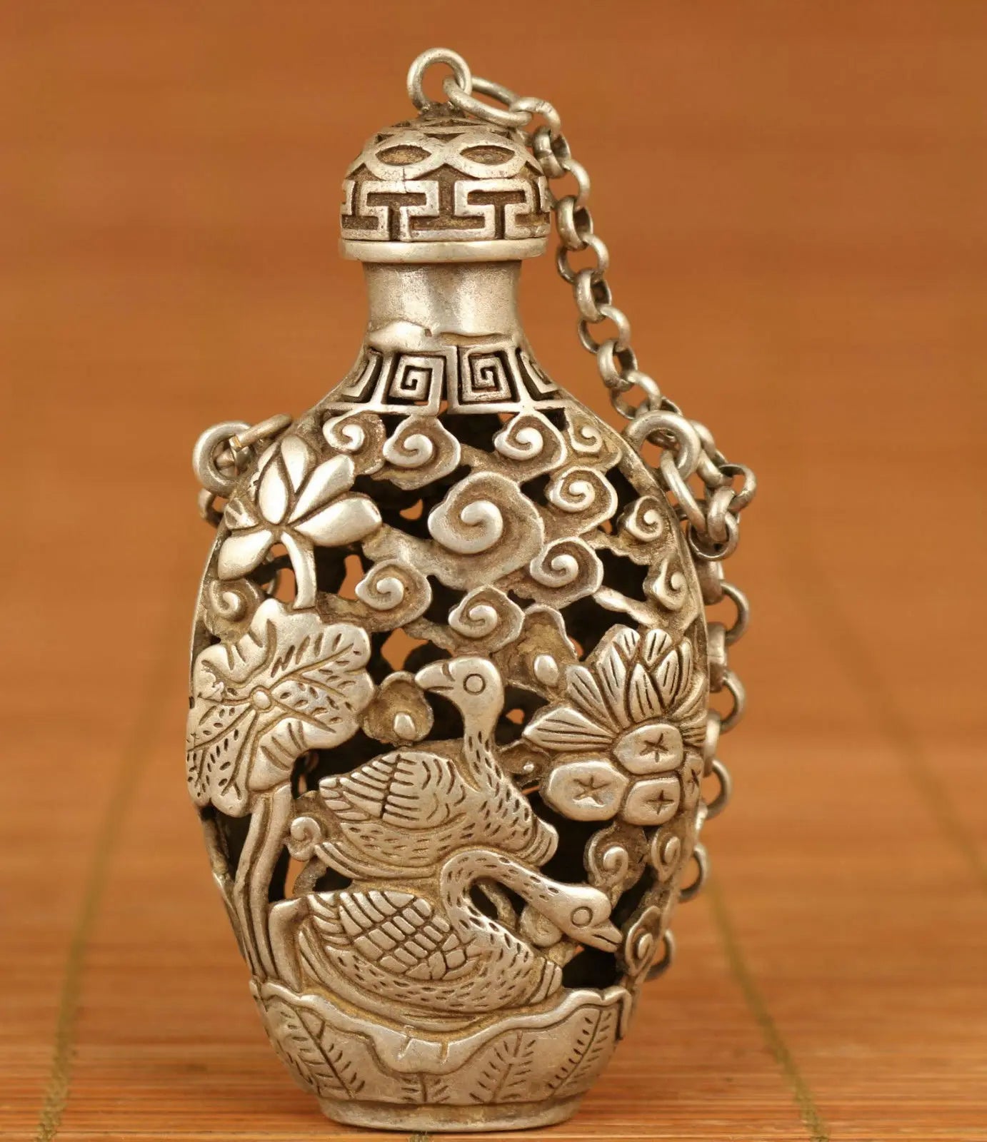 Chinese Old tibetan silver Hand Carved Gold fish Statue Snuff Bottle noble gift